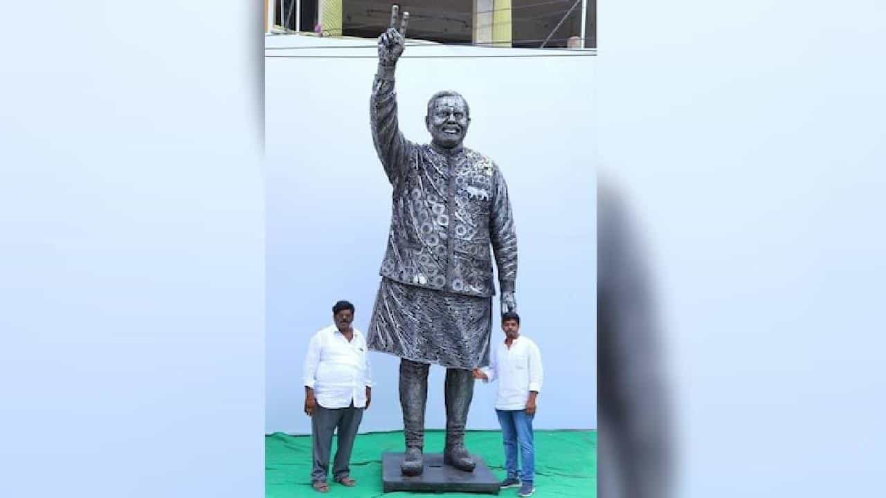 ಗುಜರಿ ವಸ್ತುಗಳಿಂದಲೇ ನಿರ್ಮಾಣವಾಯ್ತು 14 ಅಡಿ ಎತ್ತರದ ಪ್ರಧಾನಿ ನರೇಂದ್ರ ಮೋದಿ ಪ್ರತಿಮೆ! ಗುಜರಿ ವಸ್ತುಗಳಿಂದಲೇ ನಿರ್ಮಾಣವಾಯ್ತು 14 ಅಡಿ ಎತ್ತರದ ಪ್ರಧಾನಿ ನರೇಂದ್ರ ಮೋದಿ ಪ್ರತಿಮೆ!