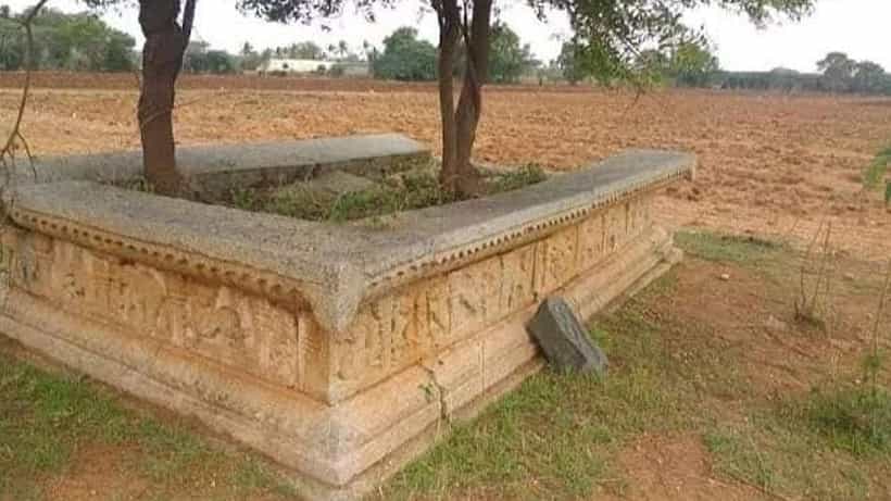 ಓಬಣ್ಣ ನಾಯಕ ಸಮಾಧಿ ಸ್ಮಾರಕ ಸಂಪೂರ್ಣ ನಾಶ; ಶಿಲೆಗಳನ್ನು ಎಲ್ಲೆಂದರಲ್ಲಿ ಬಿಸಾಡಿ ಅವಮಾನ ಮಾಡಿದವರ ವಿರುದ್ಧ ಜನರ ಕಿಡಿ