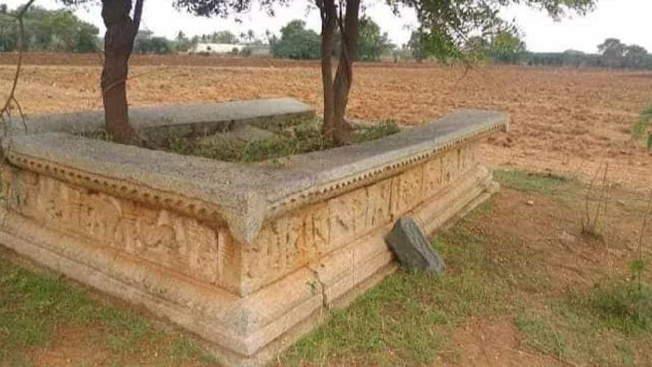 ಓಬಣ್ಣ ನಾಯಕ ಸಮಾಧಿ ಸ್ಮಾರಕ ಸಂಪೂರ್ಣ ನಾಶ; ಶಿಲೆಗಳನ್ನು ಎಲ್ಲೆಂದರಲ್ಲಿ ಬಿಸಾಡಿ ಅವಮಾನ ಮಾಡಿದವರ ವಿರುದ್ಧ ಜನರ ಕಿಡಿ
