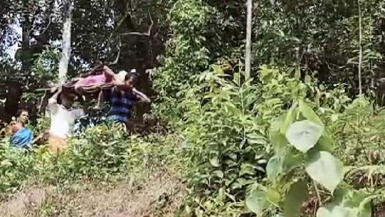 ಗ್ರಾಮಕ್ಕೆ ರಸ್ತೆ ಇಲ್ಲದೆ ಪರದಾಟ; ತಾಯಿಯನ್ನು ಬೆಂಚಿಗೆ ಕಟ್ಟಿಕೊಂಡು ಆಸ್ಪತ್ರೆಗೆ ಓಡಿಹೋದರೂ ಬದುಕಲಿಲ್ಲ ಬಡಜೀವ