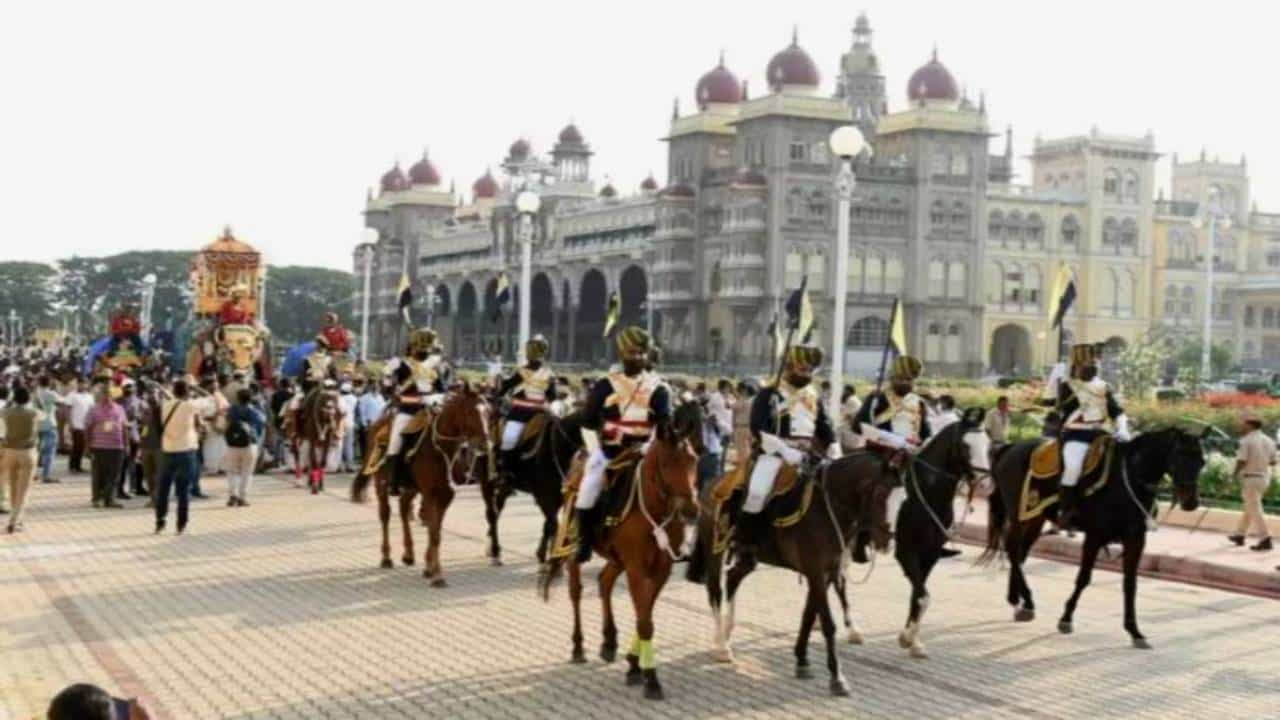Dasara 2021: ಮೈಸೂರು ದಸರಾ ಎಷ್ಟೊಂದು ಸುಂದರಾ..ಇಲ್ಲಿದೆ 7 ದಿನಗಳ ಸಾಂಸ್ಕೃತಿಕ ಕಾರ್ಯಕ್ರಮಗಳ ವೇಳಾಪಟ್ಟಿ Dasara 2021: ಮೈಸೂರು ದಸರಾ ಎಷ್ಟೊಂದು ಸುಂದರಾ..ಇಲ್ಲಿದೆ 7 ದಿನಗಳ ಸಾಂಸ್ಕೃತಿಕ ಕಾರ್ಯಕ್ರಮಗಳ ವೇಳಾಪಟ್ಟಿ