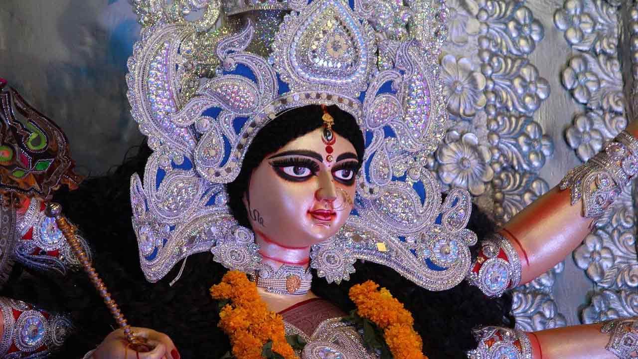 Navratri 2021: ನವರಾತ್ರಿಯ ಮಹತ್ವವೇನು? ದುರ್ಗಾದೇವಿಗೆ ಅರ್ಪಿತವಾದ ಈ ಹಬ್ಬವನ್ನು ಏಕೆ ಆಚರಿಸಲಾಗುತ್ತೆ? Navratri 2021: ನವರಾತ್ರಿಯ ಮಹತ್ವವೇನು? ದುರ್ಗಾದೇವಿಗೆ ಅರ್ಪಿತವಾದ ಈ ಹಬ್ಬವನ್ನು ಏಕೆ ಆಚರಿಸಲಾಗುತ್ತೆ?