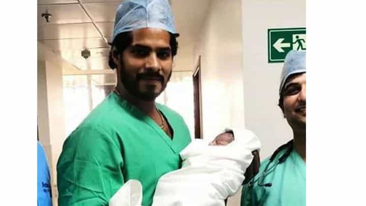 ನಿಖಿಲ್ ಕುಮಾರಸ್ವಾಮಿಗೆ ಗಂಡು ಮಗು; ಖುಷಿಪಟ್ಟ ಕುಮಾರಸ್ವಾಮಿ ಕುಟುಂಬ ನಿಖಿಲ್ ಕುಮಾರಸ್ವಾಮಿಗೆ ಗಂಡು ಮಗು; ಖುಷಿಪಟ್ಟ ಕುಮಾರಸ್ವಾಮಿ ಕುಟುಂಬ