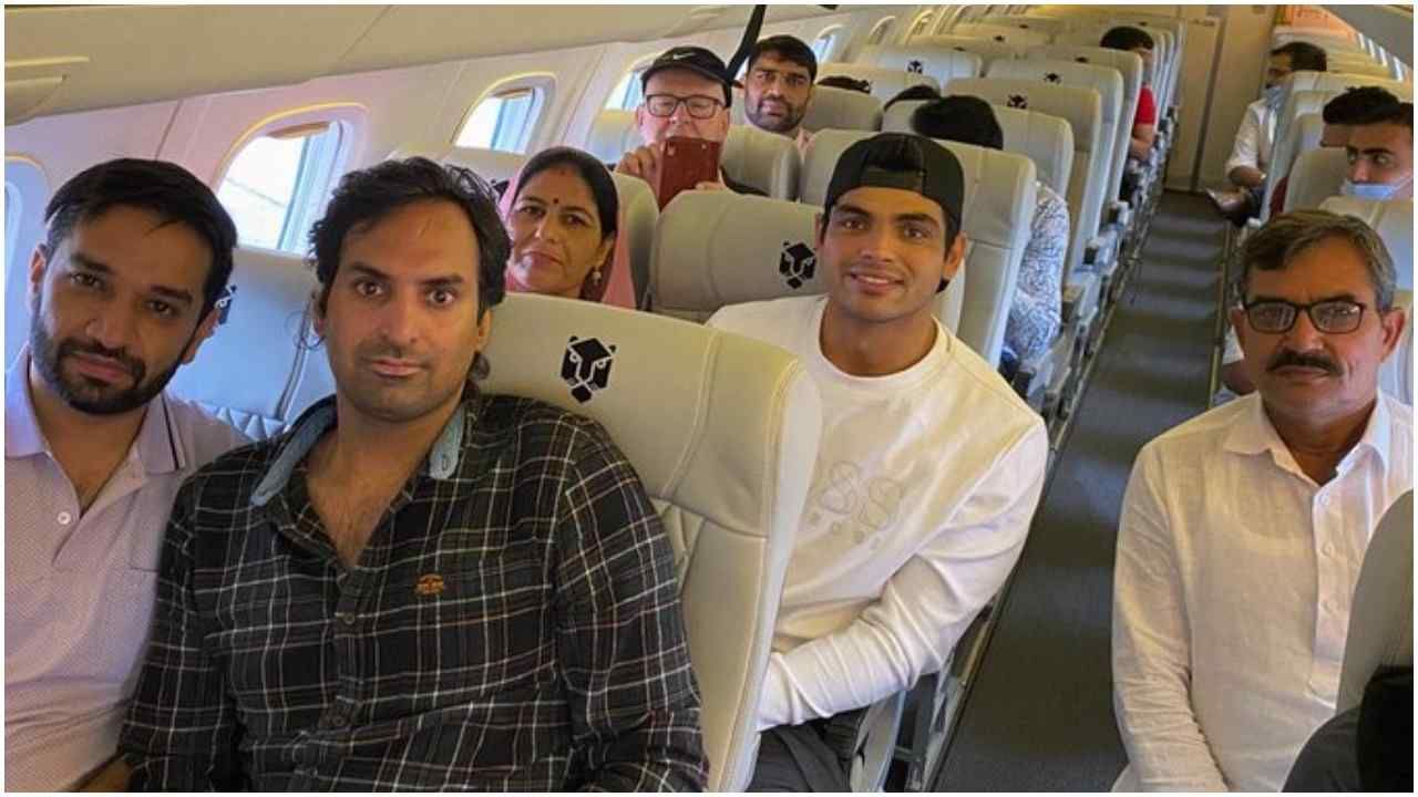 ನೀರಜ್ ಚೋಪ್ರಾ ಅವರಿಗೆ, 2021ನೇ ವರ್ಷವು ಕನಸುಗಳಿಗೆ ರೆಕ್ಕೆಗಳನ್ನು ಕಟ್ಟುವ ವರ್ಷವಾಗಿದೆ. ಮೊದಲ ಒಲಿಂಪಿಕ್ಸ್ನಲ್ಲಿ ಚಿನ್ನದ ಪದಕ ಗೆಲ್ಲುವ ಅವರ ಕನಸು ಈಡೇರಿತು. ಈಗ ಅವರು ಬಾಲ್ಯದಿಂದಲೂ ಕಂಡಿದ್ದ ಈಡೇರದ ಕನಸು ನನಸಾಗಿದೆ. ಅದೆನೆಂದರೆ ವೀರಜ್ಗೆ ಚಿಕ್ಕಂದಿನಿಂದಲೂ ತಮ್ಮ ಕುಟುಂಬದವರೊಂದಿಗೆ ವಿಮಾನದಲ್ಲಿ ಪ್ರಯಾಣಿಸಬೇಕು ಎಂಬುದಾಗಿತ್ತು.