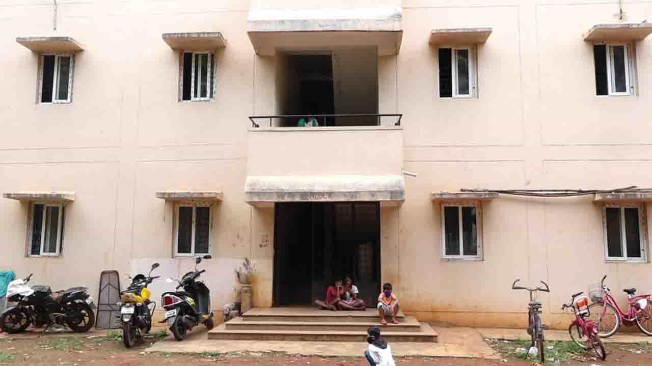 ಆರಕ್ಷಕರ ಕುಟುಂಬಕ್ಕಿಲ್ಲ ರಕ್ಷಣೆ; ನಿರ್ವಾಹಣೆ ಮಾಯ, ಮನೆ ಕುಸಿಯುವ ಆತಂಕದಲ್ಲೇ ದಿನ ಕಳೆಯುತ್ತಿರುವ ಕುಟುಂಬಗಳು ಆರಕ್ಷಕರ ಕುಟುಂಬಕ್ಕಿಲ್ಲ ರಕ್ಷಣೆ; ನಿರ್ವಾಹಣೆ ಮಾಯ, ಮನೆ ಕುಸಿಯುವ ಆತಂಕದಲ್ಲೇ ದಿನ ಕಳೆಯುತ್ತಿರುವ ಕುಟುಂಬಗಳು