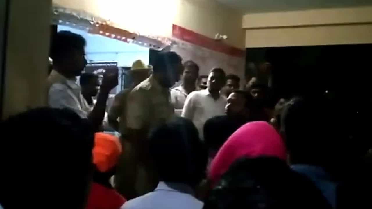 ಮತಾಂತರಕ್ಕೆ ಯತ್ನಿಸಿದ್ದ ನಾಲ್ವರ ವಿರುದ್ಧ ಎಫ್ಐಆರ್ ಪ್ರಕರಣ; ಪ್ರತಿದೂರು ನೀಡಲು ಮುಂದಾದ ಕ್ರೈಸ್ತ ಪಾದ್ರಿಗಳು ಮತಾಂತರಕ್ಕೆ ಯತ್ನಿಸಿದ್ದ ನಾಲ್ವರ ವಿರುದ್ಧ ಎಫ್ಐಆರ್ ಪ್ರಕರಣ; ಪ್ರತಿದೂರು ನೀಡಲು ಮುಂದಾದ ಕ್ರೈಸ್ತ ಪಾದ್ರಿಗಳು