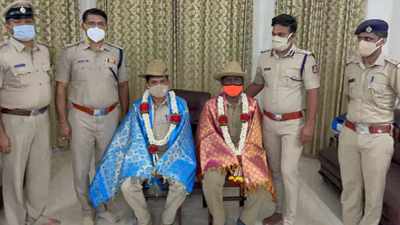 ಅವಘಡ ಸಂಭವಿಸದಂತೆ ಎಚ್ಚರವಹಿಸಿ ರಸ್ತೆಯಲ್ಲಿ ಬಿದ್ದಿದ್ದ ಆಯಿಲ್ಗೆ ಮರಳು ಹಾಕಿದ ಕಾನ್ಸ್ಟೇಬಲ್ಸ್; ಪೊಲೀಸ್ ಕಮಿಷನರ್ನಿಂದ ಮೆಚ್ಚುಗೆ