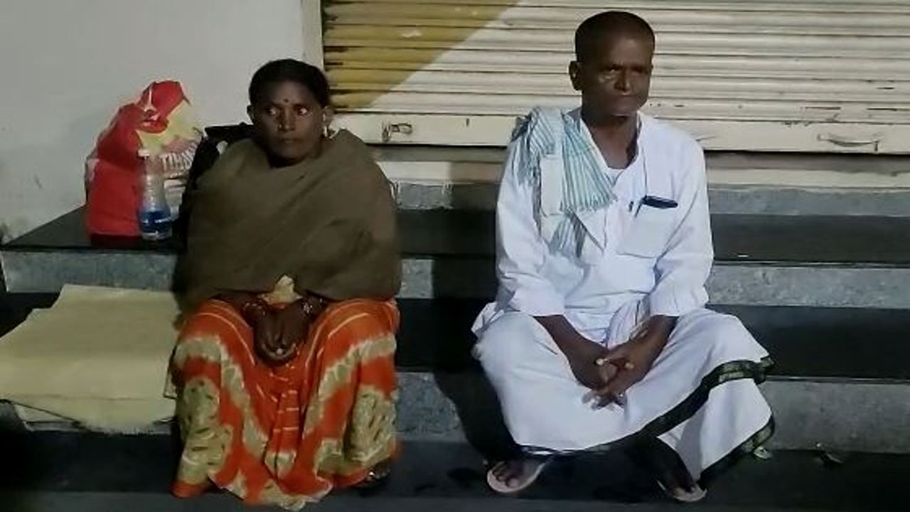 ಜಮೀನು ದಾಖಲೆ ಪತ್ರಕ್ಕೆ ಸತಾಯಿಸುತ್ತಿರುವ ಅಧಿಕಾರಿಗಳು, ಬಸ್ ನಿಲ್ದಾಣದಲ್ಲೇ ವಾಸ ಮಾಡಿರುವ ಕುಟುಂಬ ಜಮೀನು ದಾಖಲೆ ಪತ್ರಕ್ಕೆ ಸತಾಯಿಸುತ್ತಿರುವ ಅಧಿಕಾರಿಗಳು, ಬಸ್ ನಿಲ್ದಾಣದಲ್ಲೇ ವಾಸ ಮಾಡಿರುವ ಕುಟುಂಬ