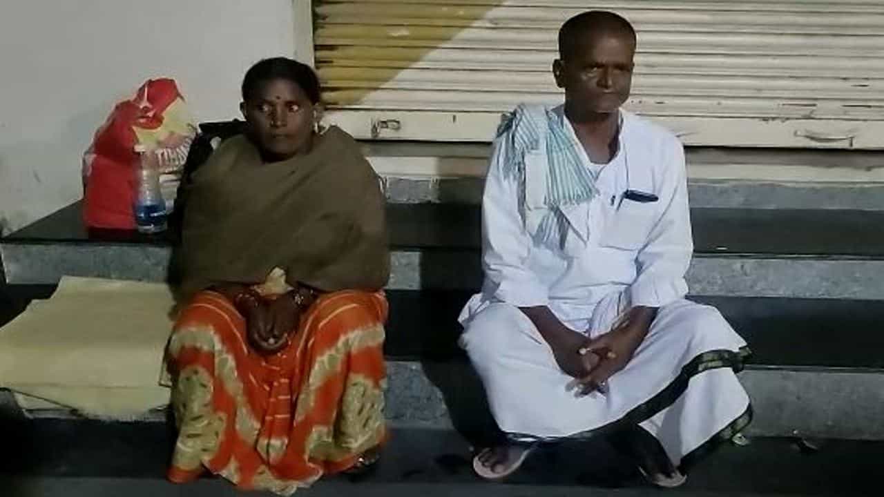 ಜಮೀನು ದಾಖಲೆ ಪತ್ರಕ್ಕೆ ಸತಾಯಿಸುತ್ತಿರುವ ಅಧಿಕಾರಿಗಳು, ಬಸ್ ನಿಲ್ದಾಣದಲ್ಲೇ ವಾಸ ಮಾಡಿರುವ ಕುಟುಂಬ ಜಮೀನು ದಾಖಲೆ ಪತ್ರಕ್ಕೆ ಸತಾಯಿಸುತ್ತಿರುವ ಅಧಿಕಾರಿಗಳು, ಬಸ್ ನಿಲ್ದಾಣದಲ್ಲೇ ವಾಸ ಮಾಡಿರುವ ಕುಟುಂಬ