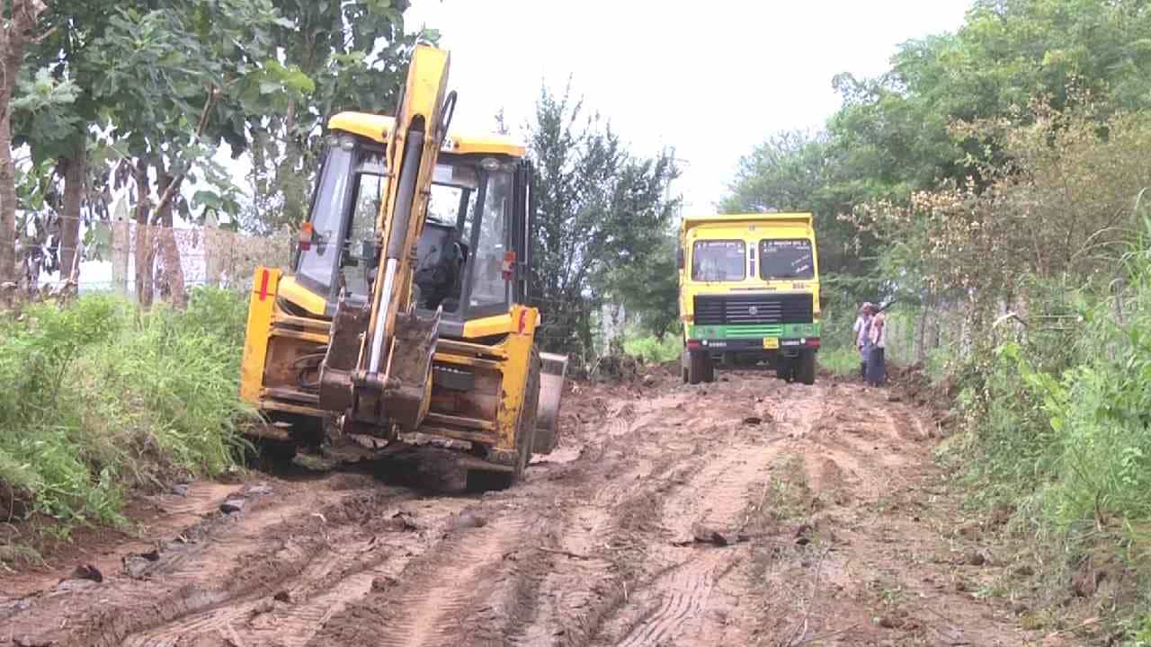 ಹಾವೇರಿ: ಸ್ವತಃ ರೈತರಿಂದಲೇ ರಸ್ತೆ ದುರಸ್ತಿ; ತಲಾ 10 ಸಾವಿರ ರೂ. ಸಂಗ್ರಹಿಸಿ ರಸ್ತೆ ನಿರ್ಮಾಣ ಹಾವೇರಿ: ಸ್ವತಃ ರೈತರಿಂದಲೇ ರಸ್ತೆ ದುರಸ್ತಿ; ತಲಾ 10 ಸಾವಿರ ರೂ. ಸಂಗ್ರಹಿಸಿ ರಸ್ತೆ ನಿರ್ಮಾಣ
