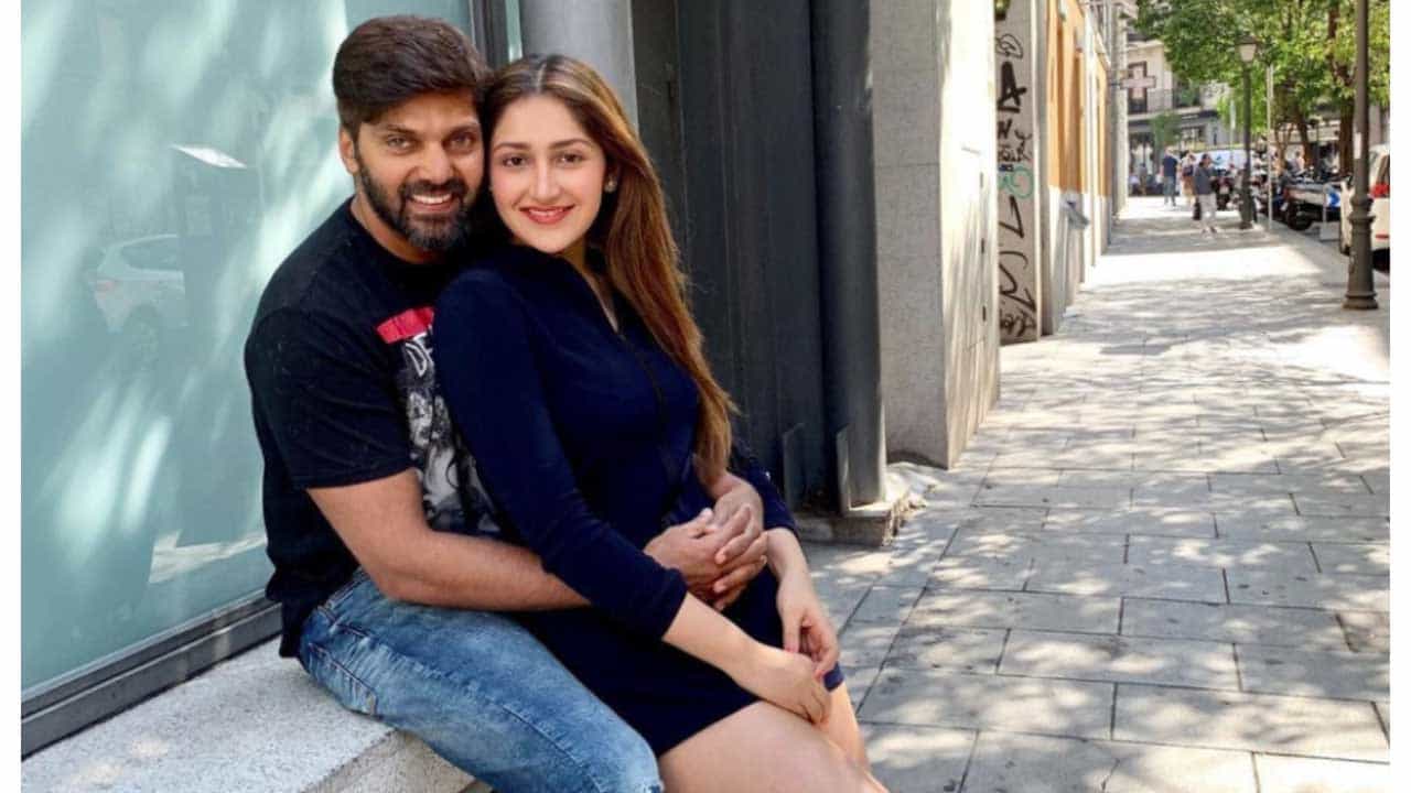 ‘ಯುವರತ್ನ’ ನಾಯಕಿ ಸಾಯೆಶಾ ಮಗಳಿಗೆ ಅರಿಯಾನಾ ಎಂದು ನಾಮಕರಣ; ಇದರ ಅರ್ಥವೇನು? ‘ಯುವರತ್ನ’ ನಾಯಕಿ ಸಾಯೆಶಾ ಮಗಳಿಗೆ ಅರಿಯಾನಾ ಎಂದು ನಾಮಕರಣ; ಇದರ ಅರ್ಥವೇನು?