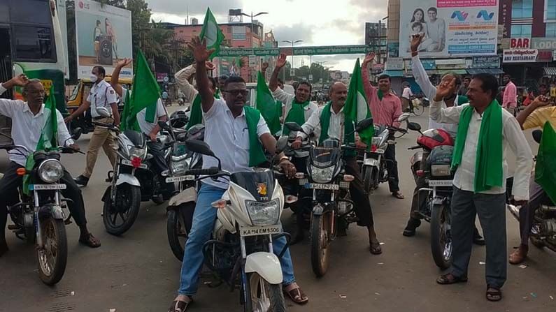 ಇನ್ನು ಶಿವಮೊಗ್ಗದಲ್ಲೂ ರೈತರು ಬೈಕ್ ಜಾಥಾ ನಡೆಸಿ ಧರಣಿ ಮಾಡಿದ್ದಾರೆ.