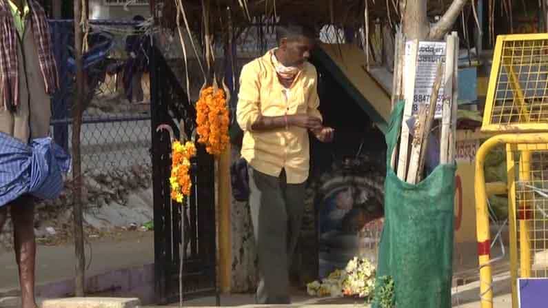 ಚಾಮರಾಜನಗರದ 36 ದೇಗುಲ ಪೈಕಿ 1 ಉಳಿಸಿಕೊಂಡ ಜಿಲ್ಲಾಡಳಿತ; ಮೈಸೂರು, ಬೆಂಗಳೂರಿನಲ್ಲಿ ವಿವಾದ ಹೆಚ್ಚಿಸುತ್ತಿದೆ ತೆರವು ಕಾರ್ಯ ಚಾಮರಾಜನಗರದ 36 ದೇಗುಲ ಪೈಕಿ 1 ಉಳಿಸಿಕೊಂಡ ಜಿಲ್ಲಾಡಳಿತ; ಮೈಸೂರು, ಬೆಂಗಳೂರಿನಲ್ಲಿ ವಿವಾದ ಹೆಚ್ಚಿಸುತ್ತಿದೆ ತೆರವು ಕಾರ್ಯ