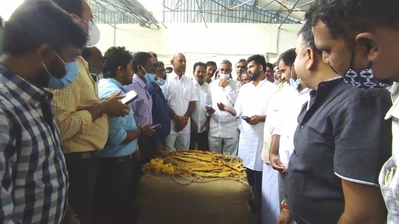 ಬೆಳ್ಳಂಬೆಳಗ್ಗೆಯೇ ತಂಬಾಕು ಹರಾಜು ಪೂಜೆ ನೆರವೇರಿಸಿದ ಬಿಜೆಪಿ ಸಂಸದ ಪ್ರತಾಪ್ ಸಿಂಹಗೆ ರೈತರಿಂದ ಘೇರಾವ್ ಬೆಳ್ಳಂಬೆಳಗ್ಗೆಯೇ ತಂಬಾಕು ಹರಾಜು ಪೂಜೆ ನೆರವೇರಿಸಿದ ಬಿಜೆಪಿ ಸಂಸದ ಪ್ರತಾಪ್ ಸಿಂಹಗೆ ರೈತರಿಂದ ಘೇರಾವ್