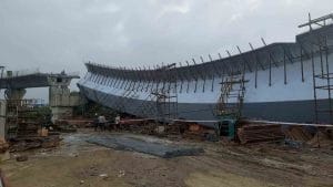 ಬೆಳಗಿನ ಜಾವ ದೊಪ್ಪನೆ ಕುಸಿಯಿತು ನಿರ್ಮಾಣ ಹಂತದಲ್ಲಿದ್ದ ದೊಡ್ಡ ಫ್ಲೈ ಓವರ್! ಆಮೇಲೆ ಏನಾಯ್ತು?