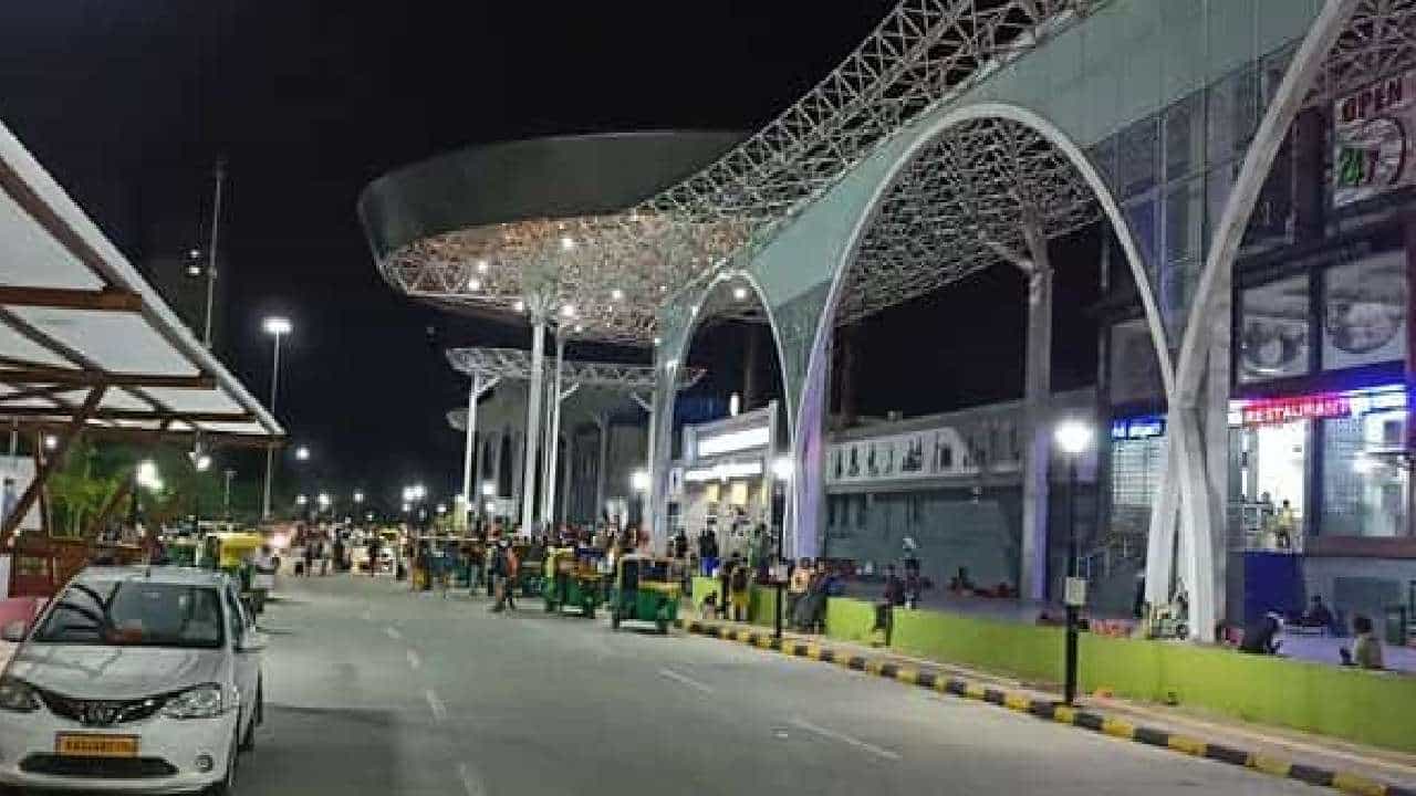 Yesvantpur Railway Station: ವಿಮಾನ ನಿಲ್ದಾಣದಂತೆ ಕಂಗೊಳಿಸುತ್ತಿದೆ ಯಶವಂತಪುರ ರೈಲ್ವೆ ನಿಲ್ದಾಣ; 12 ಕೋಟಿ ರೂ. ವೆಚ್ಚದಲ್ಲಿ ಮೇಲ್ದರ್ಜೆಗೆ ಏರಿಕೆ Yesvantpur Railway Station: ವಿಮಾನ ನಿಲ್ದಾಣದಂತೆ ಕಂಗೊಳಿಸುತ್ತಿದೆ ಯಶವಂತಪುರ ರೈಲ್ವೆ ನಿಲ್ದಾಣ; 12 ಕೋಟಿ ರೂ. ವೆಚ್ಚದಲ್ಲಿ ಮೇಲ್ದರ್ಜೆಗೆ ಏರಿಕೆ