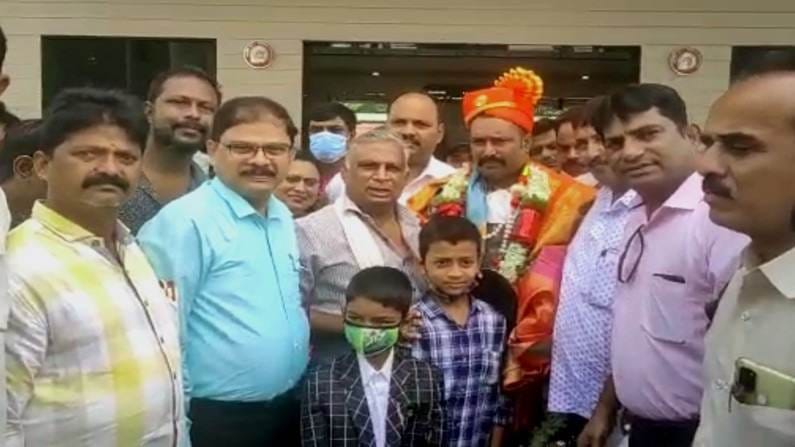 ಅಣಜಿ ಗ್ರಾಮದಿಂದ ಸೇನೆಗೆ ಸೇರಿದ್ದ ಏಕೈಕ ವ್ಯಕ್ತಿ 21 ವರ್ಷ ಕಾಲ ಸೇವೆ ಸಲ್ಲಿಸಿ ವಾಪಸ್; ಅದ್ದೂರಿ ಸ್ವಾಗತ ಅಣಜಿ ಗ್ರಾಮದಿಂದ ಸೇನೆಗೆ ಸೇರಿದ್ದ ಏಕೈಕ ವ್ಯಕ್ತಿ 21 ವರ್ಷ ಕಾಲ ಸೇವೆ ಸಲ್ಲಿಸಿ ವಾಪಸ್; ಅದ್ದೂರಿ ಸ್ವಾಗತ