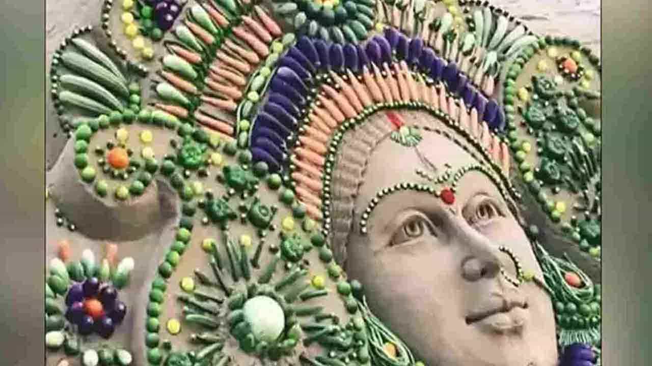 ಮರಳು ಮತ್ತು 12 ವಿಧದ ತರಕಾರಿಗಳನ್ನು ಬಳಸಿ ದೇವಿ ದುರ್ಗೆಯ ಕಲಾಕೃತಿ ರಚಿಸಿದ ಕಲಾವಿದ ಸುದರ್ಶನ್ ಪಟ್ನಾಯಕ್ ಮರಳು ಮತ್ತು 12 ವಿಧದ ತರಕಾರಿಗಳನ್ನು ಬಳಸಿ ದೇವಿ ದುರ್ಗೆಯ ಕಲಾಕೃತಿ ರಚಿಸಿದ ಕಲಾವಿದ ಸುದರ್ಶನ್ ಪಟ್ನಾಯಕ್
