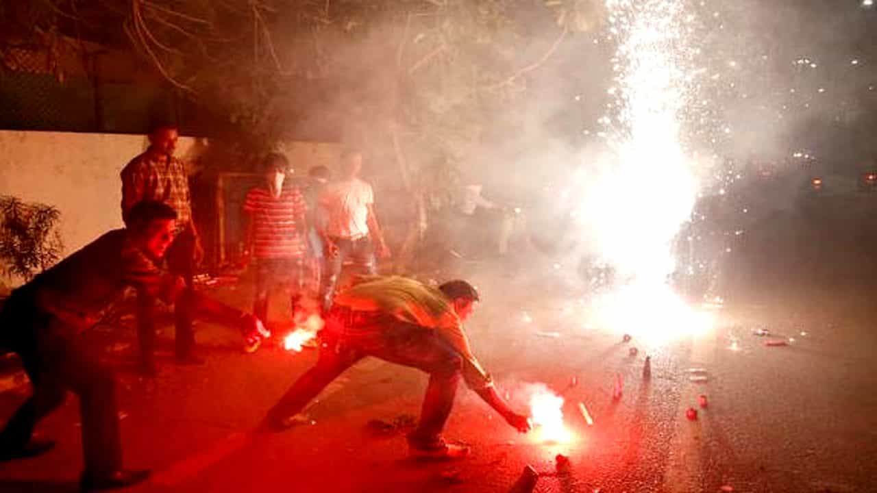 Deepavali Covid Guidelines: ದೀಪಾವಳಿ ವೇಳೆ ಹಸಿರು ಪಟಾಕಿಗೆ ಮಾತ್ರ ಅವಕಾಶ; ಕರ್ನಾಟಕ ಸರ್ಕಾರದ ಮಾರ್ಗಸೂಚಿ ಬಿಡುಗಡೆ Deepavali Covid Guidelines: ದೀಪಾವಳಿ ವೇಳೆ ಹಸಿರು ಪಟಾಕಿಗೆ ಮಾತ್ರ ಅವಕಾಶ; ಕರ್ನಾಟಕ ಸರ್ಕಾರದ ಮಾರ್ಗಸೂಚಿ ಬಿಡುಗಡೆ