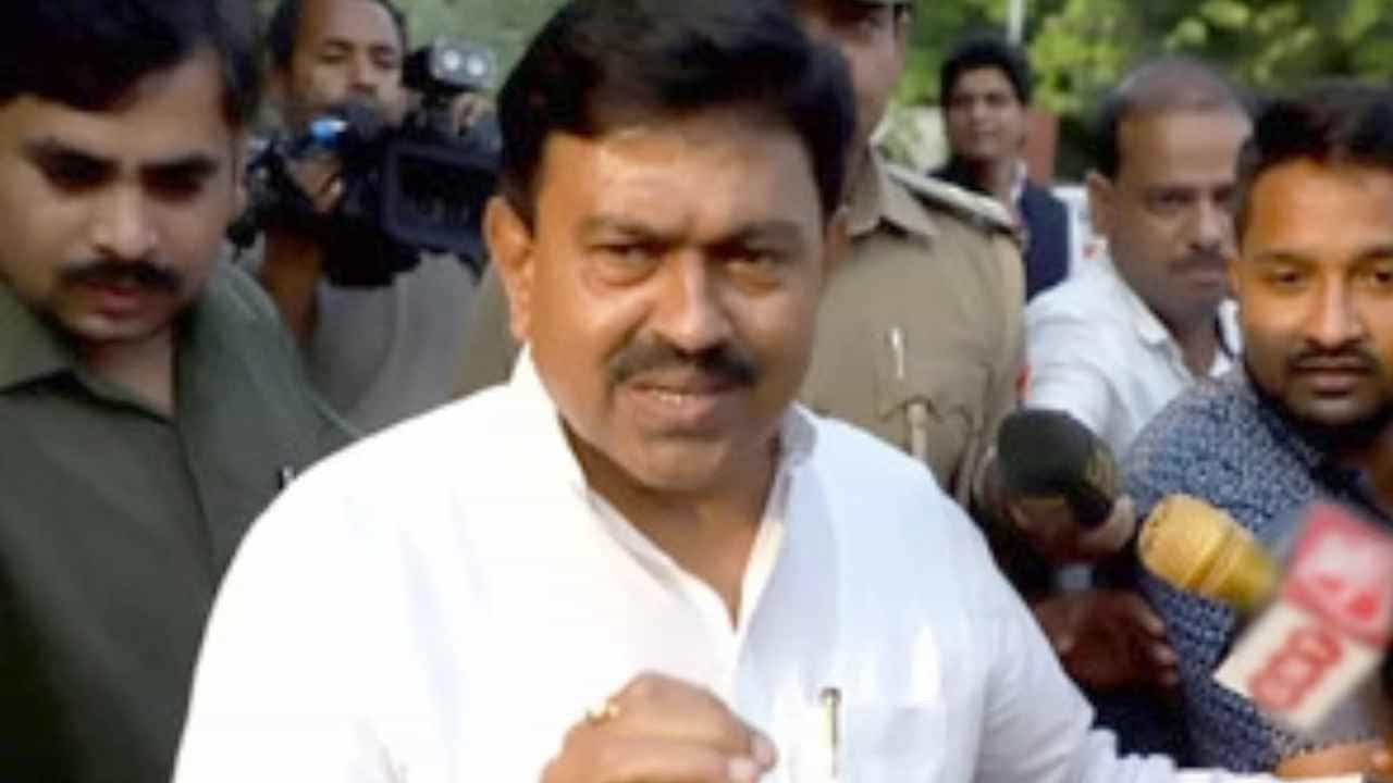 Lakhimpur Kheri Violence: ಹಿಂಸಾಚಾರದಲ್ಲಿ ಮೃತಪಟ್ಟ ಬಿಜೆಪಿ ಮುಖಂಡನ ಮನೆಗೆ ಭೇಟಿ ಕೊಟ್ಟ ಕೇಂದ್ರ ಸಚಿವ ಅಜಯ್ ಮಿಶ್ರಾ; ಘಟನೆಗೆ ಪೊಲೀಸರ ನಿರ್ಲಕ್ಷ್ಯವೇ ಕಾರಣವಂತೆ ! Lakhimpur Kheri Violence: ಹಿಂಸಾಚಾರದಲ್ಲಿ ಮೃತಪಟ್ಟ ಬಿಜೆಪಿ ಮುಖಂಡನ ಮನೆಗೆ ಭೇಟಿ ಕೊಟ್ಟ ಕೇಂದ್ರ ಸಚಿವ ಅಜಯ್ ಮಿಶ್ರಾ; ಘಟನೆಗೆ ಪೊಲೀಸರ ನಿರ್ಲಕ್ಷ್ಯವೇ ಕಾರಣವಂತೆ !
