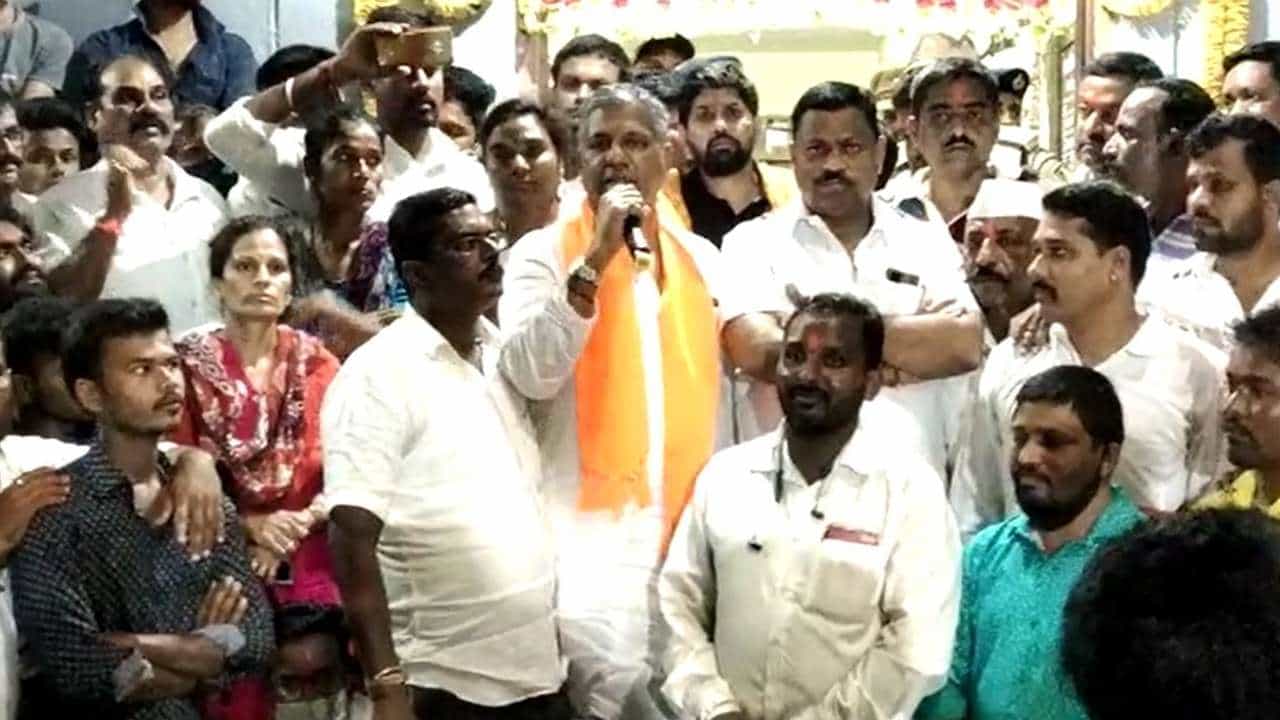ಹುಬ್ಬಳ್ಳಿ: ಚರ್ಚ್ನಲ್ಲಿ ಮತಾಂತರ ಆರೋಪ; ಆರೋಪಿಯನ್ನು ಬಂಧಿಸುವಂತೆ ಅರವಿಂದ್ ಬೆಲ್ಲದ್, ಹಿಂದೂ ಪರ ಸಂಘಟನೆ ಪ್ರತಿಭಟನೆ ಹುಬ್ಬಳ್ಳಿ: ಚರ್ಚ್ನಲ್ಲಿ ಮತಾಂತರ ಆರೋಪ; ಆರೋಪಿಯನ್ನು ಬಂಧಿಸುವಂತೆ ಅರವಿಂದ್ ಬೆಲ್ಲದ್, ಹಿಂದೂ ಪರ ಸಂಘಟನೆ ಪ್ರತಿಭಟನೆ