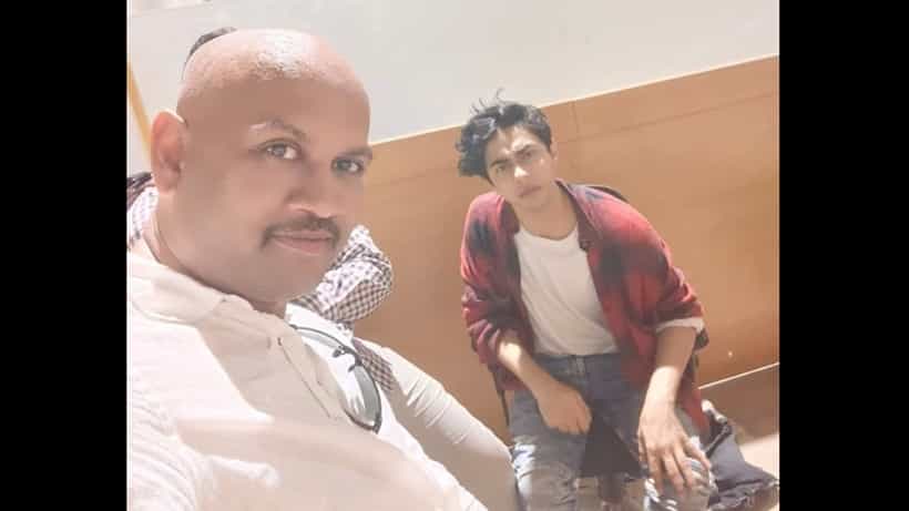 ಆರ್ಯನ್ ಖಾನ್ ಡ್ರಗ್ಸ್ ಕೇಸ್ನಲ್ಲಿ ಸಿಕ್ಕಿಬಿದ್ದಾಗ ಸೆಲ್ಫಿ ತೆಗೆದುಕೊಂಡು ಅಭಿಮಾನ ಮೆರೆದ ಈ ವ್ಯಕ್ತಿ ಯಾರು?