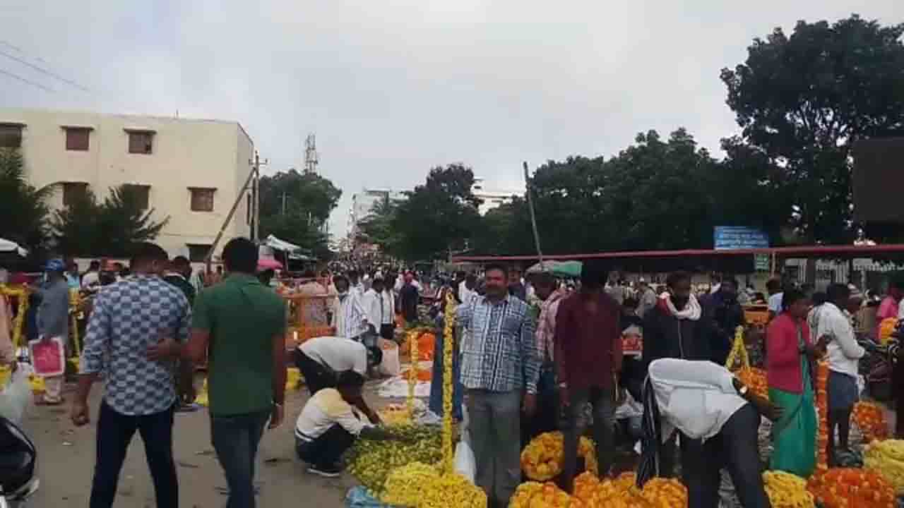 Ayudha Puja: ರಾಜ್ಯಾದ್ಯಂತ ಆಯುಧ ಪೂಜೆ ಸಂಭ್ರಮ, ತುಂಬಿ ತುಳುಕುತ್ತಿವೆ ಮಾರುಕಟ್ಟೆಗಳು Ayudha Puja: ರಾಜ್ಯಾದ್ಯಂತ ಆಯುಧ ಪೂಜೆ ಸಂಭ್ರಮ, ತುಂಬಿ ತುಳುಕುತ್ತಿವೆ ಮಾರುಕಟ್ಟೆಗಳು