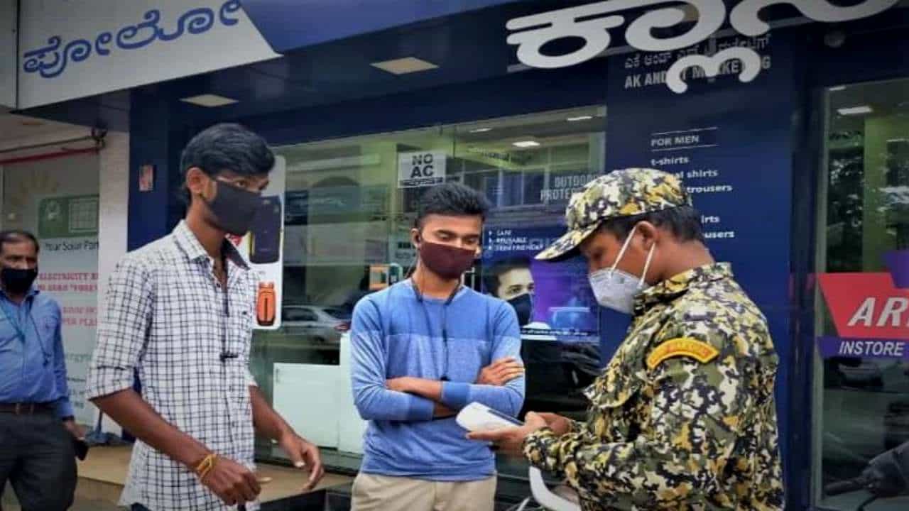 ಕೊರೊನಾ ಬಹುತೇಕ ಶೂನ್ಯ, ಮಾಸ್ಕ್ ಹಾಕದಿದ್ದರೆ ಇನ್ನು ಮುಂದೆ ಬಿಬಿಎಂಪಿ ದಂಡ ವಸೂಲಿ ಮಾಡುವುದಿಲ್ಲ! ಕೊರೊನಾ ಬಹುತೇಕ ಶೂನ್ಯ, ಮಾಸ್ಕ್ ಹಾಕದಿದ್ದರೆ ಇನ್ನು ಮುಂದೆ ಬಿಬಿಎಂಪಿ ದಂಡ ವಸೂಲಿ ಮಾಡುವುದಿಲ್ಲ!