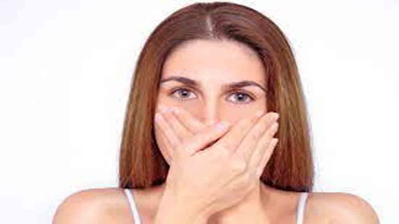 Bad Breath Problem: ನಿಮ್ಮ ಮಾಸ್ಕ್ ಒಳಗೆ ದುರ್ವಾಸನೆಯೇ? ಕೆಟ್ಟ ಉಸಿರಾಟ ಸಮಸ್ಯೆಗೆ ಪರಿಹಾರ ಕ್ರಮಗಳೇನು ಯೋಚಿಸಿದ್ದೀರಾ?