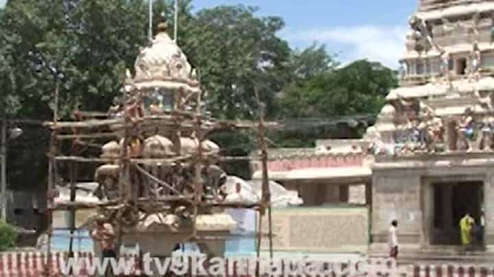 ತಿರುಪತಿ ತಿಮ್ಮಪ್ಪ ದೇವಸ್ಥಾನದಲ್ಲಿ ಭಕ್ತರು ಅರ್ಪಿಸುವ ಬಂಗಾರ ಶೇಖರಣೆಯಾದರೆ ಕೆಜಿಎಫ್ನಲ್ಲಿರೋದೇ ಬಂಗಾರ ತಿಮ್ಮಪ್ಪ! ತಿರುಪತಿ ತಿಮ್ಮಪ್ಪ ದೇವಸ್ಥಾನದಲ್ಲಿ ಭಕ್ತರು ಅರ್ಪಿಸುವ ಬಂಗಾರ ಶೇಖರಣೆಯಾದರೆ ಕೆಜಿಎಫ್ನಲ್ಲಿರೋದೇ ಬಂಗಾರ ತಿಮ್ಮಪ್ಪ!