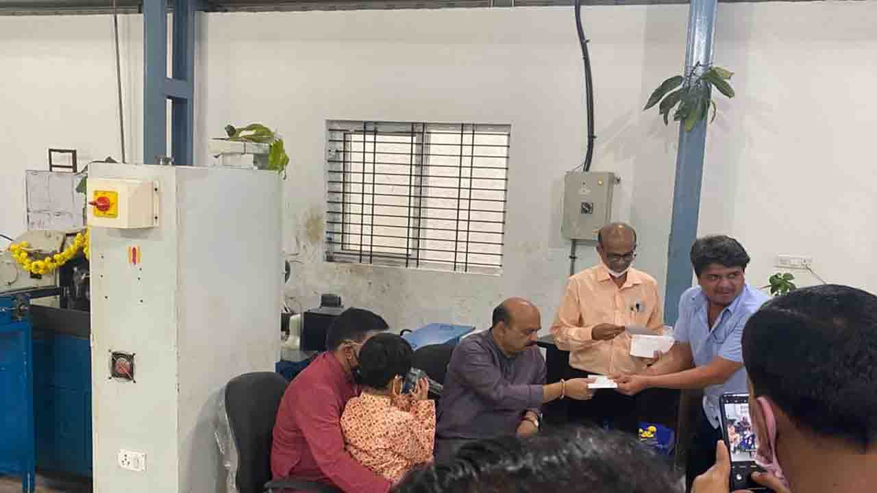 ಆಯುಧ ಪೂಜೆ ಹಿನ್ನೆಲೆ ಮಗನ ಕಂಪನಿಗೆ ಭೇಟಿ ನೀಡಿ ಕಾರ್ಮಿಕರಿಗೆ ಬೋನಸ್ ಹಂಚಿದ ಸಿಎಂ ಬಸವರಾಜ ಬೊಮ್ಮಾಯಿ ಆಯುಧ ಪೂಜೆ ಹಿನ್ನೆಲೆ ಮಗನ ಕಂಪನಿಗೆ ಭೇಟಿ ನೀಡಿ ಕಾರ್ಮಿಕರಿಗೆ ಬೋನಸ್ ಹಂಚಿದ ಸಿಎಂ ಬಸವರಾಜ ಬೊಮ್ಮಾಯಿ