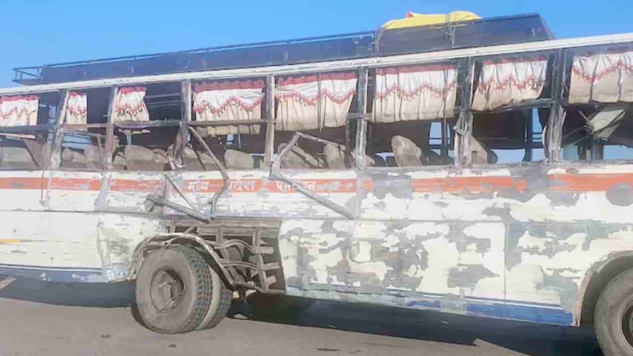 Madhya Pradesh: ಬಸ್ ಭೀಕರ ಅಪಘಾತ; 7 ಮಂದಿ ದುರ್ಮರಣ, 13 ಜನರಿಗೆ ಗಾಯ Madhya Pradesh: ಬಸ್ ಭೀಕರ ಅಪಘಾತ; 7 ಮಂದಿ ದುರ್ಮರಣ, 13 ಜನರಿಗೆ ಗಾಯ