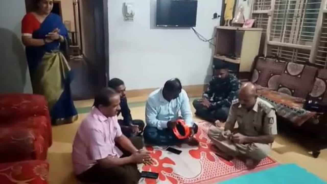 ಚನ್ನಪಟ್ಟಣ ಡಿವೈಎಸ್ಪಿ ರಮೇಶ್ ಪೊಲೀಸ್ ಸಮವಸ್ತ್ರದಲ್ಲಿಯೇ ಭಜನೆಗೆ ಕುಳಿತರು! ಚನ್ನಪಟ್ಟಣ ಡಿವೈಎಸ್ಪಿ ರಮೇಶ್ ಪೊಲೀಸ್ ಸಮವಸ್ತ್ರದಲ್ಲಿಯೇ ಭಜನೆಗೆ ಕುಳಿತರು!