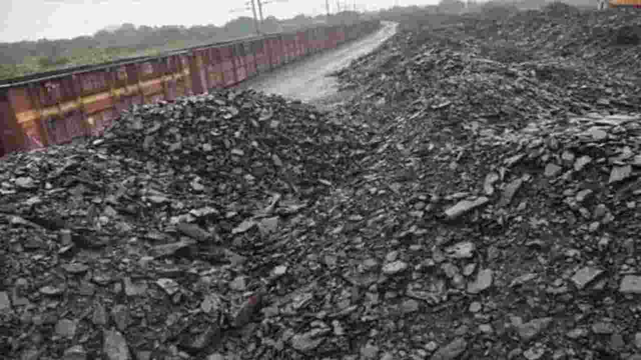 Coal Crisis: ‘ಕಲ್ಲಿದ್ದಲು ಅಭಾವ..ವಿದ್ಯುತ್ ಪೂರೈಕೆ ವ್ಯತ್ಯಯಗಳೆಲ್ಲ ತಪ್ಪು ಕಲ್ಪನೆ, ಆತಂಕ ಬೇಡ’-ಕೇಂದ್ರ ಸರ್ಕಾರ Coal Crisis: ‘ಕಲ್ಲಿದ್ದಲು ಅಭಾವ..ವಿದ್ಯುತ್ ಪೂರೈಕೆ ವ್ಯತ್ಯಯಗಳೆಲ್ಲ ತಪ್ಪು ಕಲ್ಪನೆ, ಆತಂಕ ಬೇಡ’-ಕೇಂದ್ರ ಸರ್ಕಾರ
