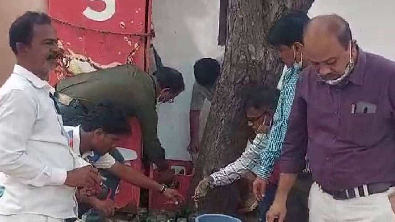 ರಾಯಚೂರು: ಡೆಂಗ್ಯೂಗೆ ಮೂರು ಮಕ್ಕಳು ಬಲಿ; ಸ್ಥಳಕ್ಕೆ ಜಿಲ್ಲಾ ವೈದ್ಯಾಧಿಕಾರಿ ಡಾ. ನಾಗರಾಜ್ ಭೇಟಿ ರಾಯಚೂರು: ಡೆಂಗ್ಯೂಗೆ ಮೂರು ಮಕ್ಕಳು ಬಲಿ; ಸ್ಥಳಕ್ಕೆ ಜಿಲ್ಲಾ ವೈದ್ಯಾಧಿಕಾರಿ ಡಾ. ನಾಗರಾಜ್ ಭೇಟಿ