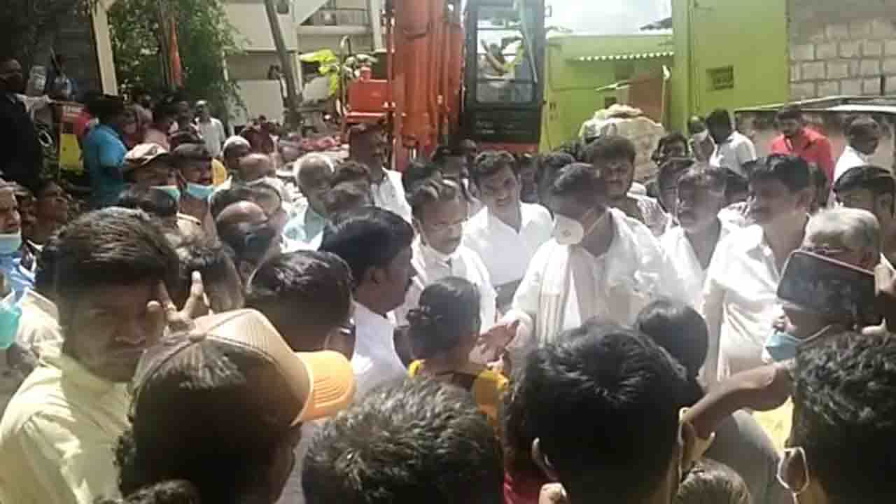 ಕಮಲಾನಗರದಲ್ಲಿ ಕಟ್ಟಡ ಕುಸಿತ ಪ್ರಕರಣ: 6 ಕುಟುಂಬಗಳಿಗೆ ತಲಾ 1 ಲಕ್ಷ ರೂ ವೈಯಕ್ತಿಕ ಪರಿಹಾರ ವಿತರಿಸಿದ ಡಿ.ವಿ. ಸದಾನಂದ ಗೌಡ ಕಮಲಾನಗರದಲ್ಲಿ ಕಟ್ಟಡ ಕುಸಿತ ಪ್ರಕರಣ: 6 ಕುಟುಂಬಗಳಿಗೆ ತಲಾ 1 ಲಕ್ಷ ರೂ ವೈಯಕ್ತಿಕ ಪರಿಹಾರ ವಿತರಿಸಿದ ಡಿ.ವಿ. ಸದಾನಂದ ಗೌಡ