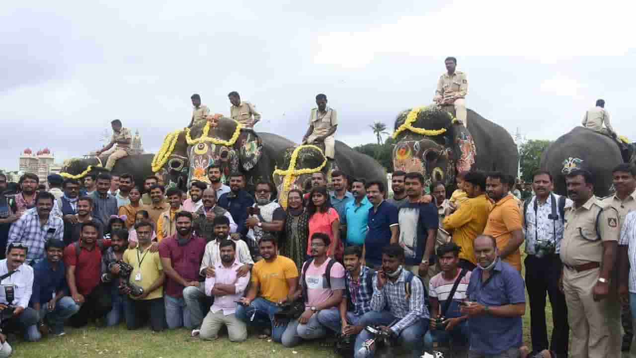 Mysuru Dasara 2021: ಜಂಬೂಸವಾರಿ ಮುಗಿಸಿ ಕಾಡಿನತ್ತ ಪ್ರಯಾಣ ಬೆಳೆಸಿದ ಕ್ಯಾಪ್ಟನ್ ಅಭಿಮನ್ಯು ನೇತೃತ್ವದ ದಸರಾ ಗಜಪಡೆ