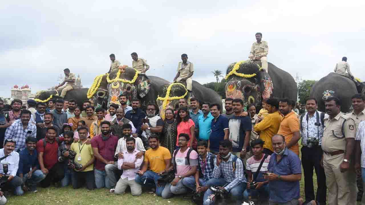 Mysuru Dasara 2021: ಜಂಬೂಸವಾರಿ ಮುಗಿಸಿ ಕಾಡಿನತ್ತ ಪ್ರಯಾಣ ಬೆಳೆಸಿದ ಕ್ಯಾಪ್ಟನ್ ಅಭಿಮನ್ಯು ನೇತೃತ್ವದ ದಸರಾ ಗಜಪಡೆ