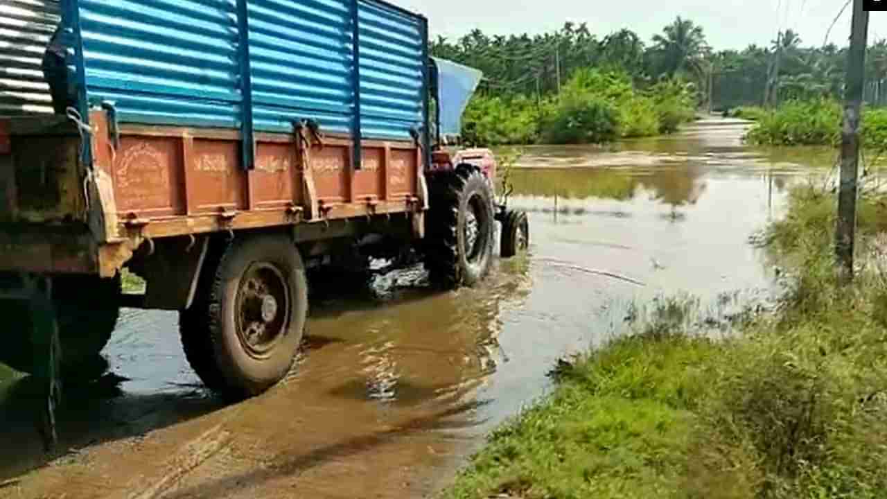 ದಾವಣಗೆರೆ: ಸೂಳೆಕೆರೆ ಕೋಡಿ ಬಿದ್ದ ಹಿನ್ನೆಲೆ ಕೆಂಗಾಪುರ ಕಣಿವೆ ಬಿಳಚಿ ಮಧ್ಯೆ ಇರುವ ಸೇತುವೆ​ ಜಲಾವೃತ