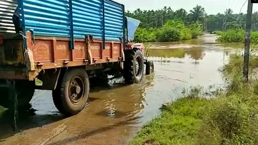 ದಾವಣಗೆರೆ: ಸೂಳೆಕೆರೆ ಕೋಡಿ ಬಿದ್ದ ಹಿನ್ನೆಲೆ ಕೆಂಗಾಪುರ ಕಣಿವೆ ಬಿಳಚಿ ಮಧ್ಯೆ ಇರುವ ಸೇತುವೆ ಜಲಾವೃತ
