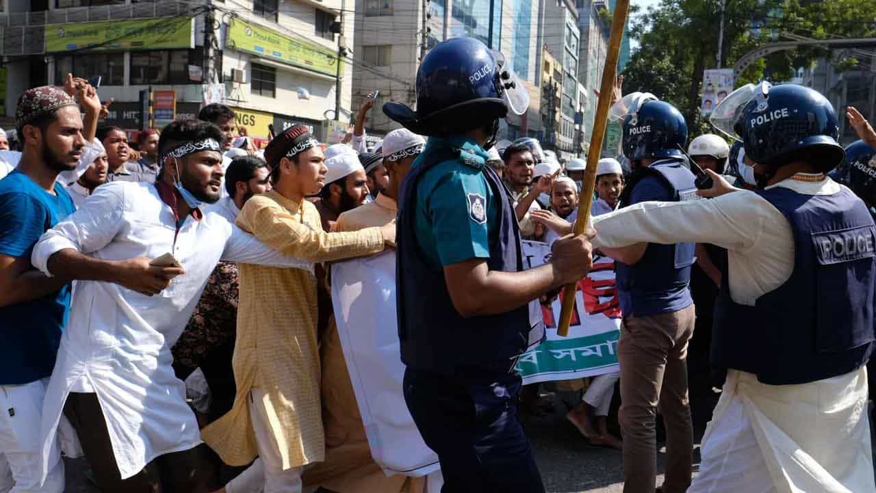 Bangladesh Durga Puja violence: ಬಾಂಗ್ಲಾದೇಶದಲ್ಲಿ ಮುಂದುವರಿದ ಗಲಭೆ; ಅಲ್ಪಸಂಖ್ಯಾತರಿಂದ ದೇಶದಾದ್ಯಂತ ಉಪವಾಸ ಮುಷ್ಕರಕ್ಕೆ ಕರೆ Bangladesh Durga Puja violence: ಬಾಂಗ್ಲಾದೇಶದಲ್ಲಿ ಮುಂದುವರಿದ ಗಲಭೆ; ಅಲ್ಪಸಂಖ್ಯಾತರಿಂದ ದೇಶದಾದ್ಯಂತ ಉಪವಾಸ ಮುಷ್ಕರಕ್ಕೆ ಕರೆ