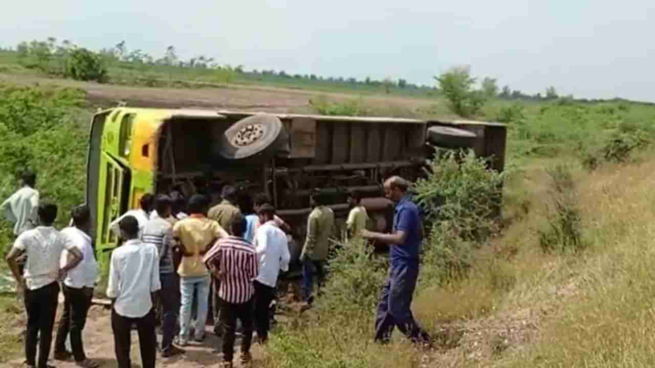 ಧಾರವಾಡ: ಬೈಕ್​ಗೆ ಡಿಕ್ಕಿ ತಪ್ಪಿಸಲು ಹೋಗಿ ಸರ್ಕಾರಿ ಬಸ್ ಪಲ್ಟಿ