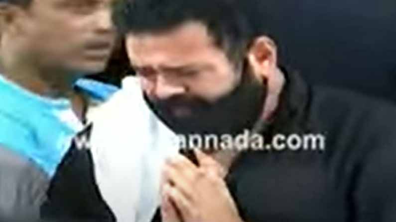 ಪುನೀತ್ ಅವರ ಪಾರ್ಥೀವ ಶರೀರದ ಪಕ್ಕ ನಿಂತು ‘ಯುವರತ್ನ’ ಚಿತ್ರದ ನಿರ್ದೇಶಕ ಸಂತೋಷ್ ಮಗುವಿನ ಹಾಗೆ ಅತ್ತರು