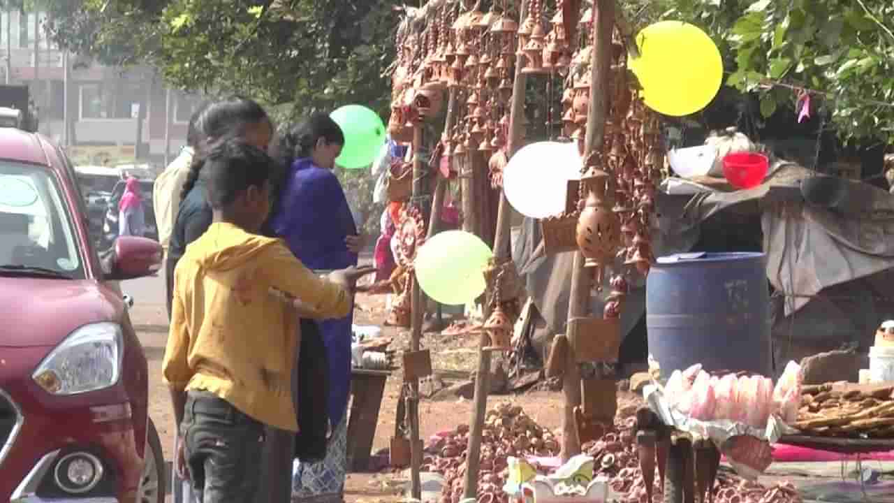 ಬೀದರ್ ಜಿಲ್ಲೆಗೆ ಬಂದಿದೆ ತಹರೇವಾರಿ ಚೀನಿ ಹಣತೆಗಳು; ಮಣ್ಣಿನ ಹಣತೆ ತಯಾರಕರು ಕಂಗಾಲು