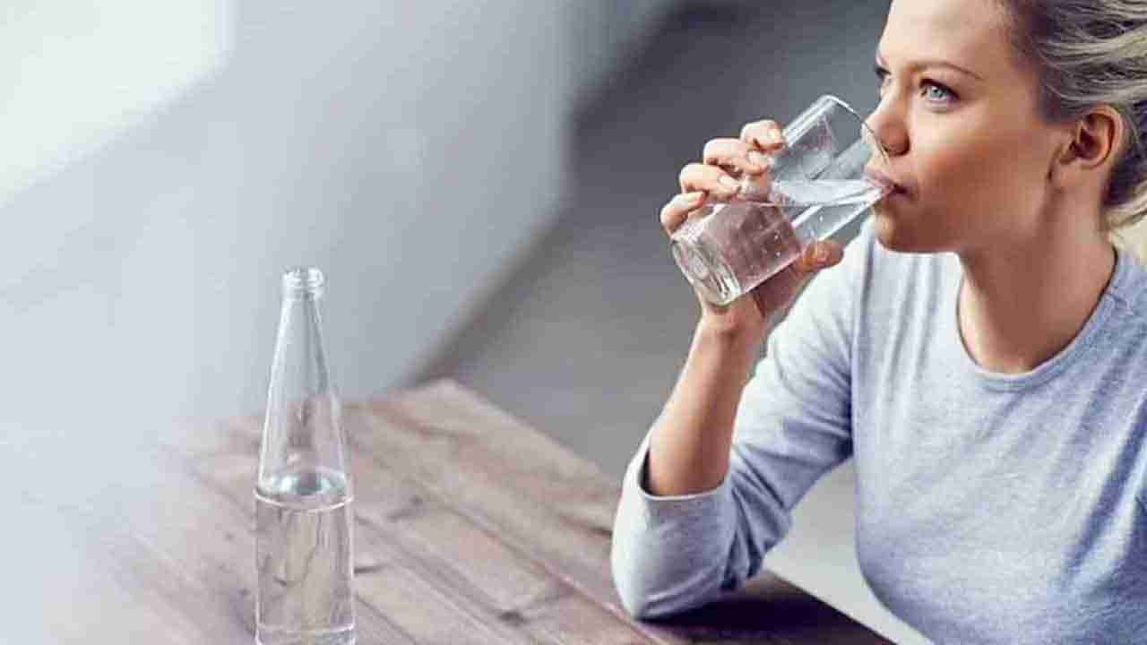 Drinking Water: ಬೆಳಿಗ್ಗೆ ಎದ್ದ ತಕ್ಷಣ ಖಾಲಿ ಹೊಟ್ಟೆಯಲ್ಲಿ ನೀರು ಕುಡಿಯುವ ಅಭ್ಯಾಸ ಇದೆಯೇ?