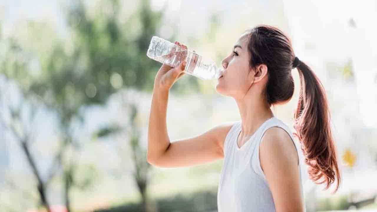 Health Tips: ಪ್ರತಿನಿತ್ಯ ನೀವು ಮಾಡುವ ಈ ಕೆಲವು ತಪ್ಪುಗಳು ನಿಮ್ಮ ಆರೋಗ್ಯವನ್ನು ಇನ್ನಷ್ಟು ದುರ್ಬಲಗೊಳಿಸುತ್ತದೆ! Health Tips: ಪ್ರತಿನಿತ್ಯ ನೀವು ಮಾಡುವ ಈ ಕೆಲವು ತಪ್ಪುಗಳು ನಿಮ್ಮ ಆರೋಗ್ಯವನ್ನು ಇನ್ನಷ್ಟು ದುರ್ಬಲಗೊಳಿಸುತ್ತದೆ!