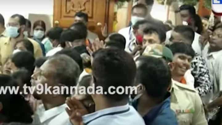 ನಿಮ್ಮೆಲ್ಲ ಕೆಲಸಗಳನ್ನು ಬದಿಗಿರಿಸಿ ಹಾಸನಕ್ಕೆ ಹೊರಡಿ, ಹಾಸನಾಂಬೆ ದೇಗುಲದ ಬಾಗಿಲು ತೆರೆಯಲಾಗಿದೆ! ನಿಮ್ಮೆಲ್ಲ ಕೆಲಸಗಳನ್ನು ಬದಿಗಿರಿಸಿ ಹಾಸನಕ್ಕೆ ಹೊರಡಿ, ಹಾಸನಾಂಬೆ ದೇಗುಲದ ಬಾಗಿಲು ತೆರೆಯಲಾಗಿದೆ!