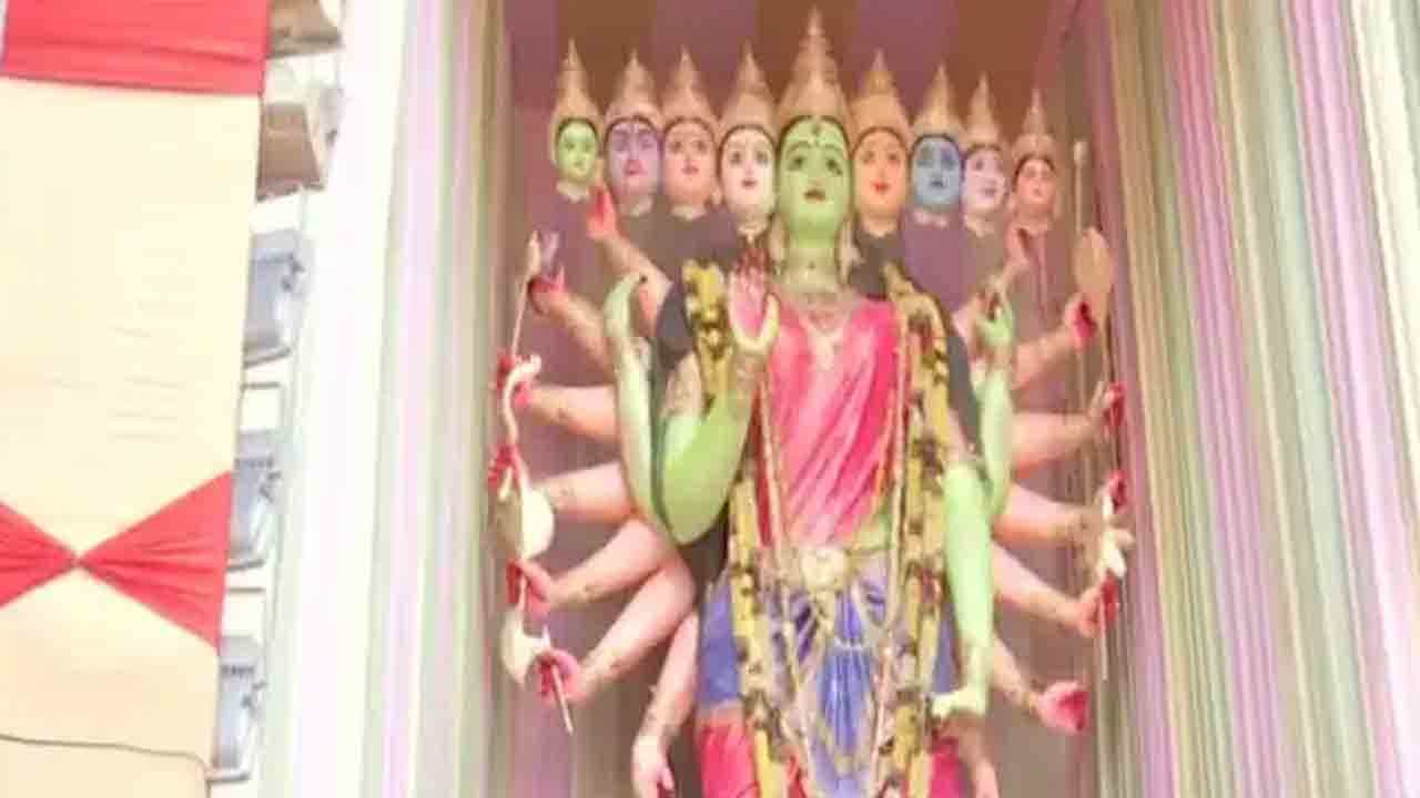 ಹೈದರಾಬಾದ್ನಲ್ಲಿ ಸ್ಥಾಪನೆಯಾದ ಪರಿಸರ ಸ್ನೇಹಿ ದುರ್ಗಾದೇವಿ ವಿಗ್ರಹ; ಫೋಟೋ ಇಲ್ಲಿದೆ ಹೈದರಾಬಾದ್ನಲ್ಲಿ ಸ್ಥಾಪನೆಯಾದ ಪರಿಸರ ಸ್ನೇಹಿ ದುರ್ಗಾದೇವಿ ವಿಗ್ರಹ; ಫೋಟೋ ಇಲ್ಲಿದೆ