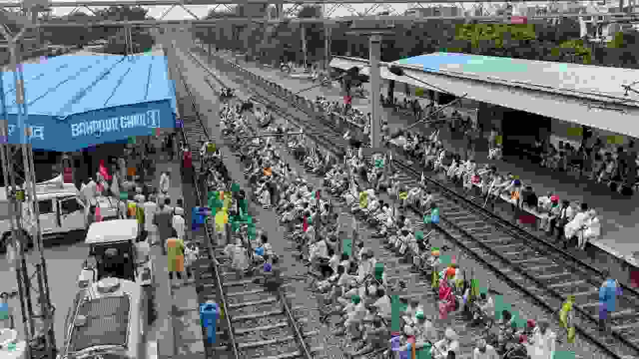 Rail Roko Agitation: ರೈಲು ಹಳಿಗಳ ಮೇಲೆ ಪ್ರತಿಭಟನೆಗೆ ಕುಳಿತ ರೈತರು; 160ಕ್ಕೂ ಹೆಚ್ಚು ರೈಲುಗಳ ಸಂಚಾರದಲ್ಲಿ ವ್ಯತ್ಯಯ Rail Roko Agitation: ರೈಲು ಹಳಿಗಳ ಮೇಲೆ ಪ್ರತಿಭಟನೆಗೆ ಕುಳಿತ ರೈತರು; 160ಕ್ಕೂ ಹೆಚ್ಚು ರೈಲುಗಳ ಸಂಚಾರದಲ್ಲಿ ವ್ಯತ್ಯಯ