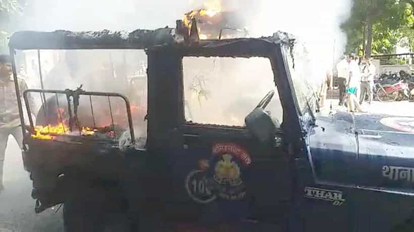 Lakhimpur Kheri Violence: ಲಖನೌದಲ್ಲಿ ಪೊಲೀಸ್ ವಾಹನಕ್ಕೆ ಬೆಂಕಿ; ಅಖಿಲೇಶ್ ಯಾದವ್ಗೆ ಗೃಹಬಂಧನ